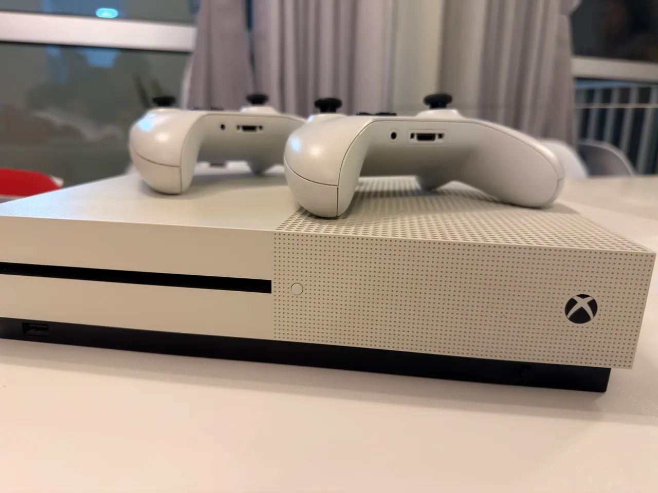 XBox One S - 1 TB + 2 Controles - Foto 2