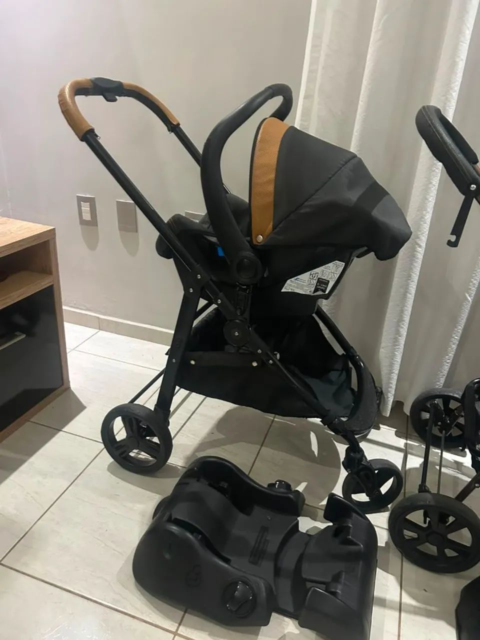 Carrinho de bebê Moisés com bebê conforto e base veícular  - Foto 4
