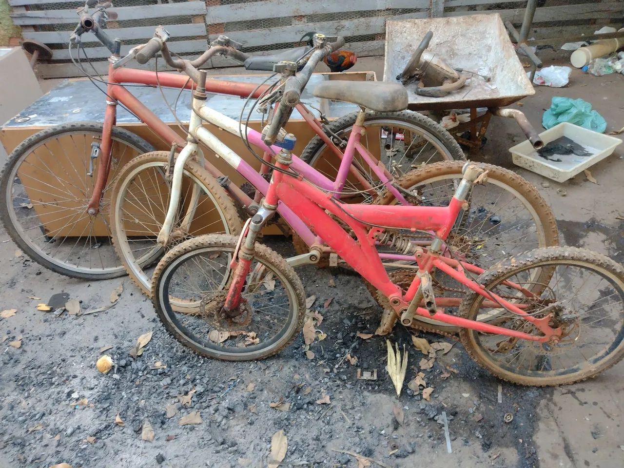 03 bicicleta com defeitos pra quem quer arrumar 