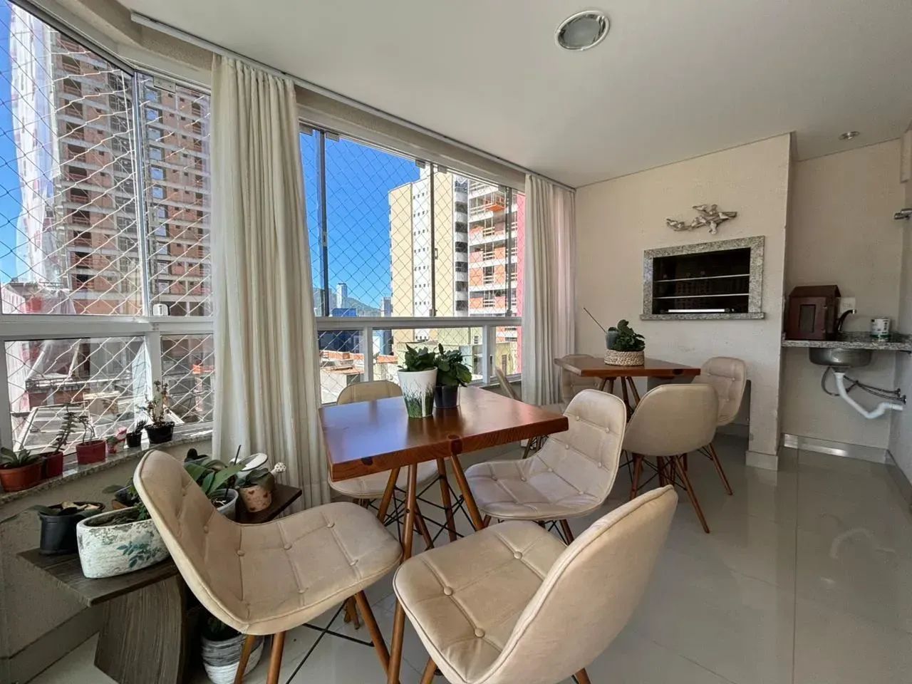 Apartamento quadra mar no Centro de Itapema