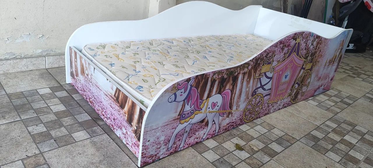 Cama carruagem infantil com colchão 