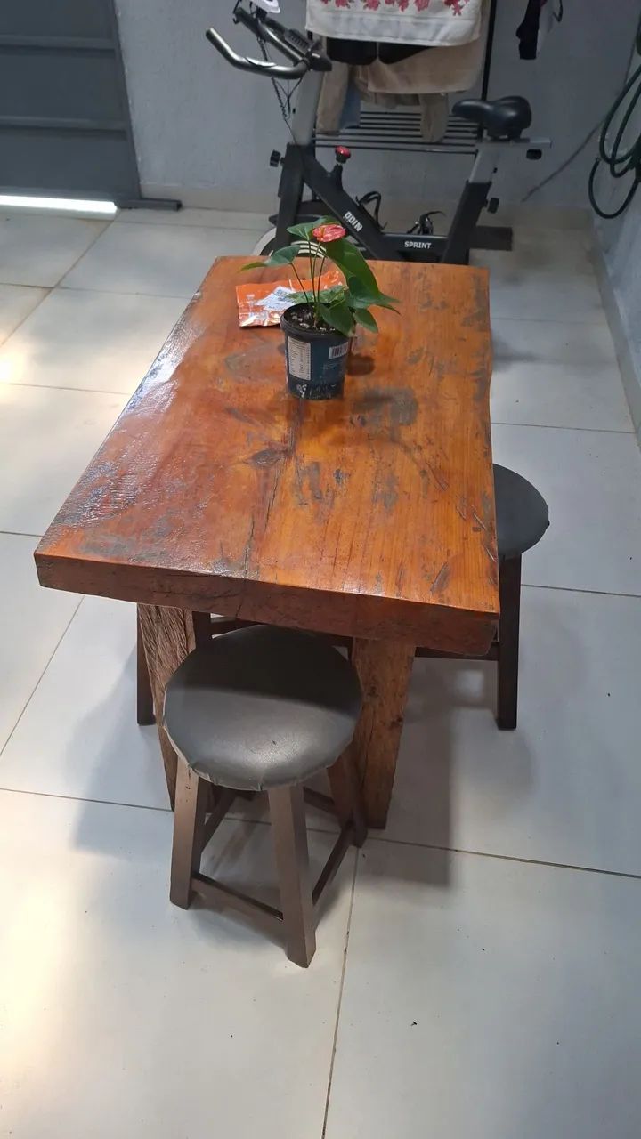 Mesa rústica de madeira 