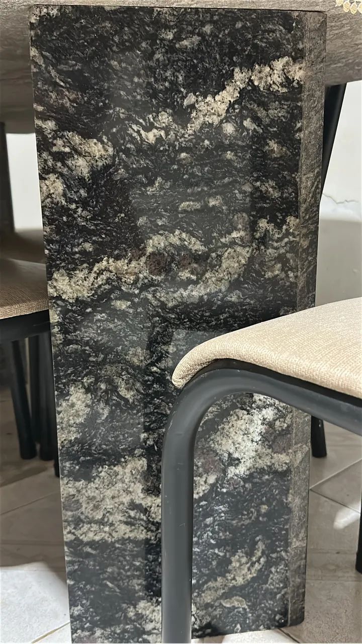 Mesa de mármore com 6 cadeiras. - Foto 2