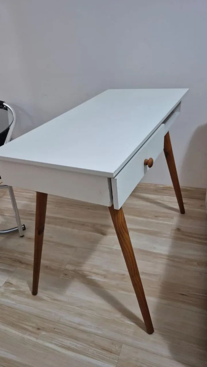 Desk444717888543795203