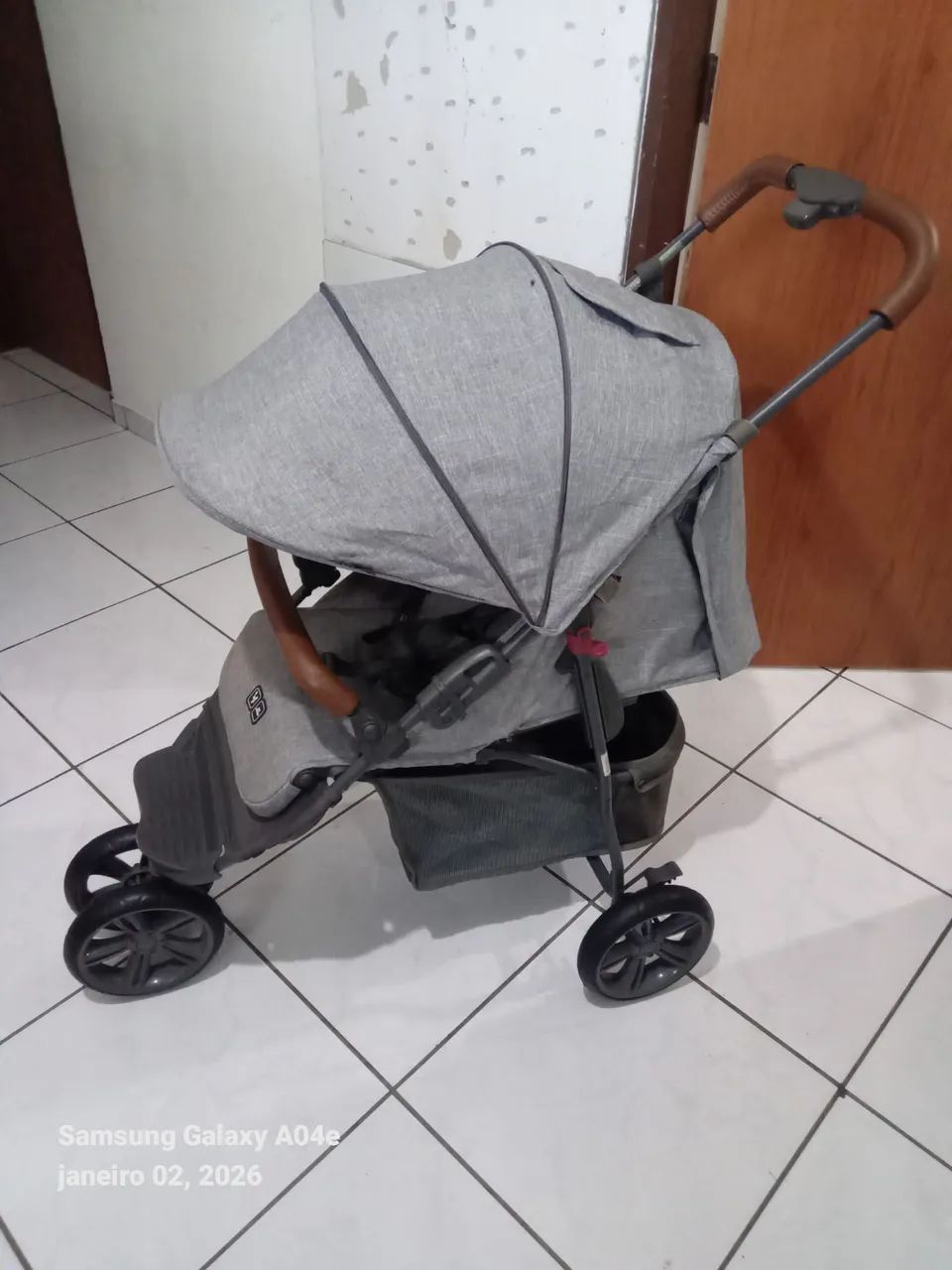 Carrinho de bebê semi Novo unissex 