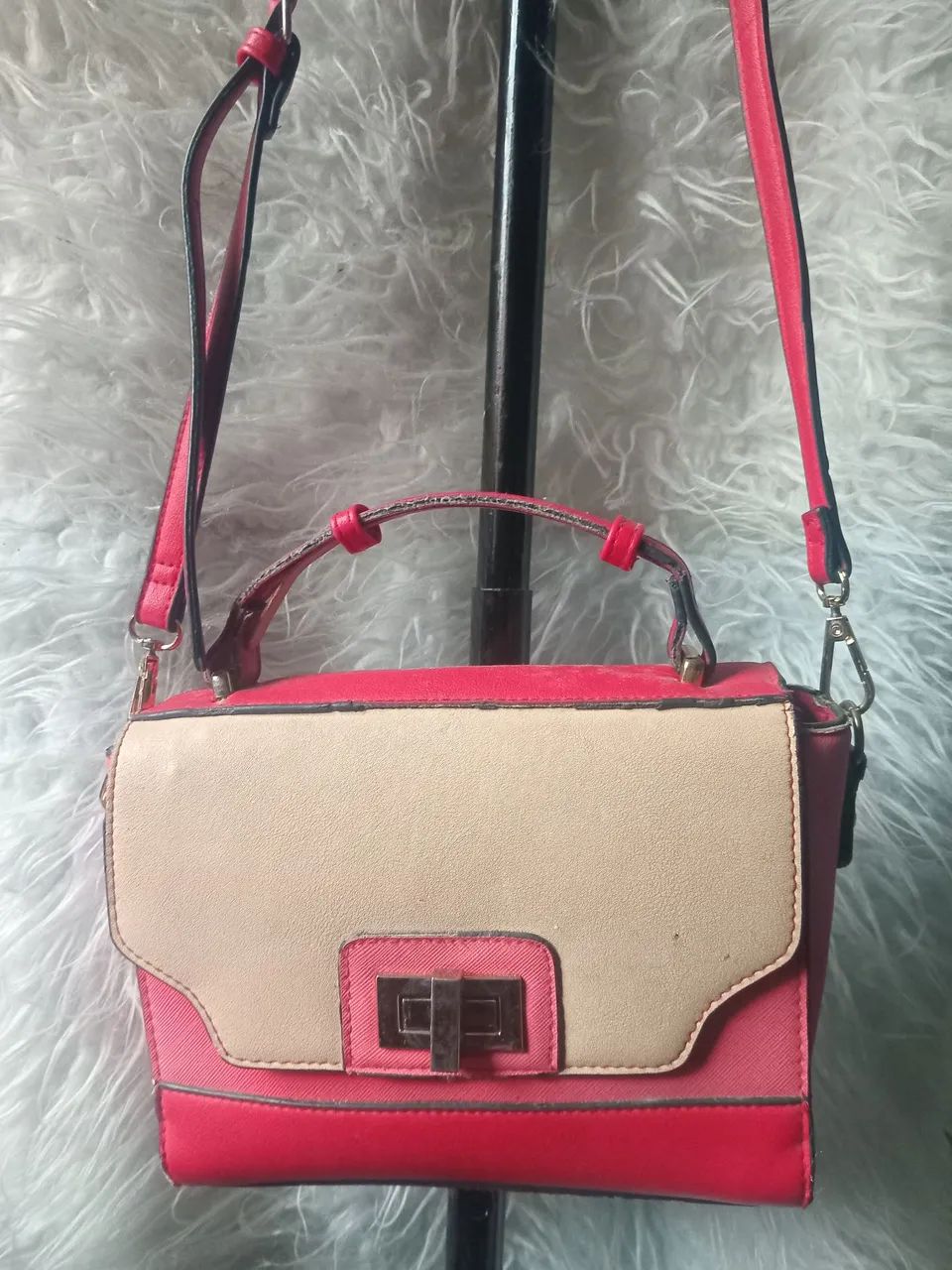 Bolsa feminina tiracolo bege e vermelho 