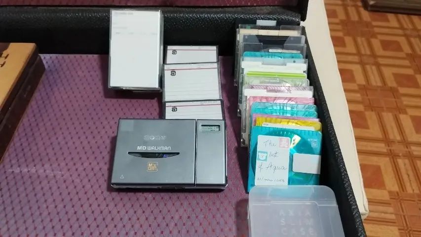 Vende se um Diskman Panasonic e Um. MD player da Sony