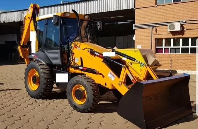 Retroescavadeira JCB 3c 4x4 cabinada - Foto 5
