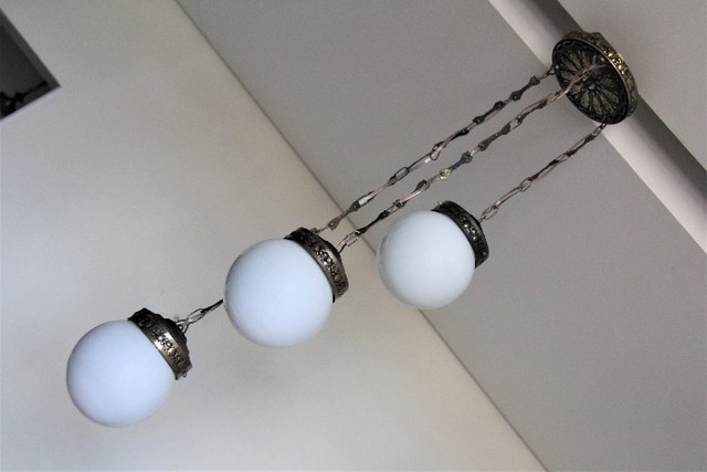 Lustre Classico com 3 Globos de Vidro e Metais Ouro Velho - Anos 60