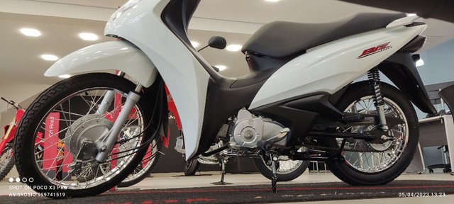 Biz 125 es branca. preta vermelha