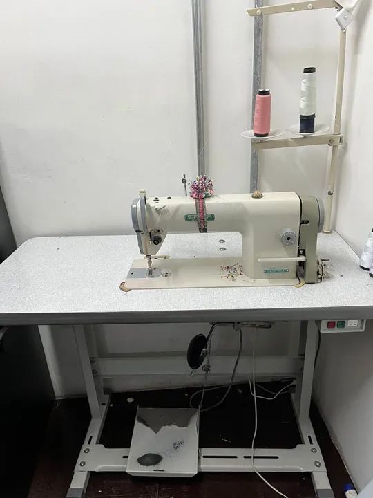Máquina de costura Siruba,pronta pra uso e Bobinas de linha para máquinas de costura