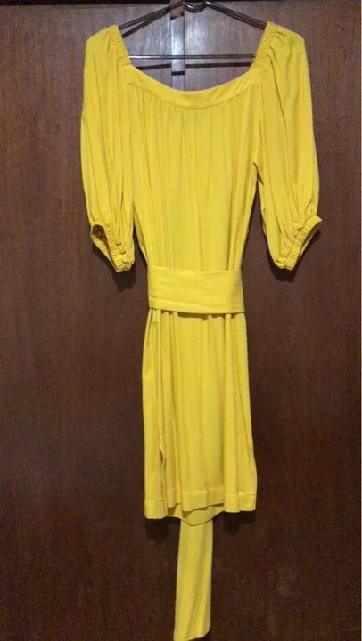Vestido amarelo off-shoulder com cinto cholet - Foto 3