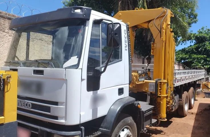Caminhão iveco 240e25 ano2011/ 2012 Com munck hincol modelo 43.000