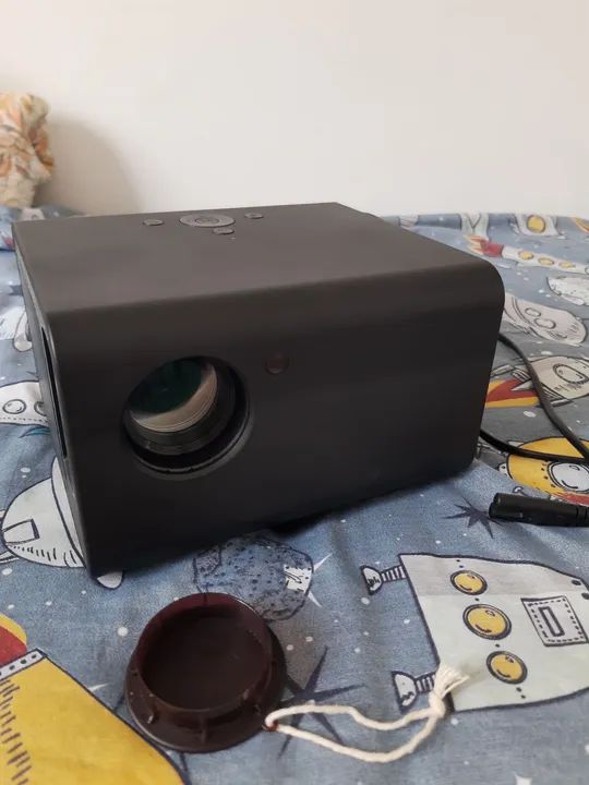 Projetor Full HD 1080p, quase não usado