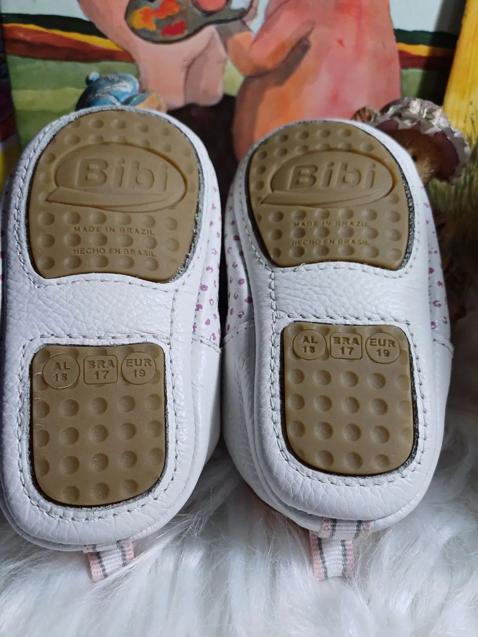 Sapato Bibi em couro legítimo semi-novo, brancas com detalhes florais - Foto 6