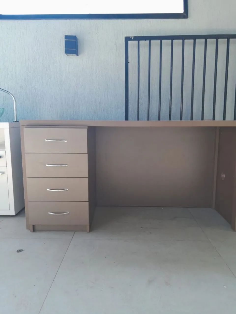 Mesa de escritório com gavetas