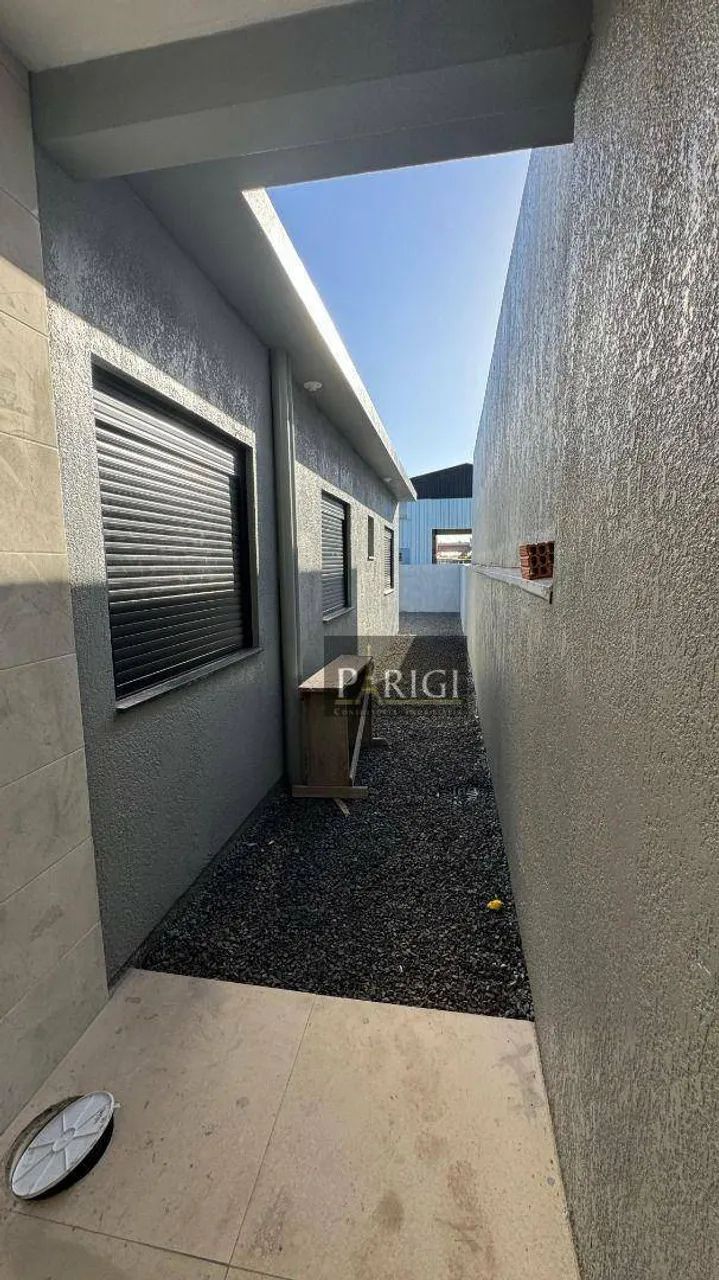 Apresentamos esta belíssima casa de alto padrão, construída em meio lote, com acabamento m - Foto 5
