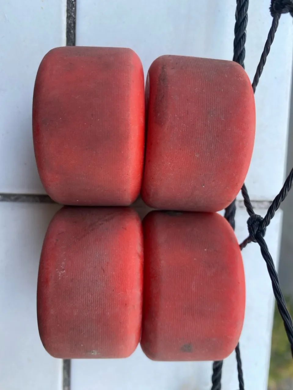 Rodas de Skate importada mini logo 55 e rolamento redbones - Foto 4