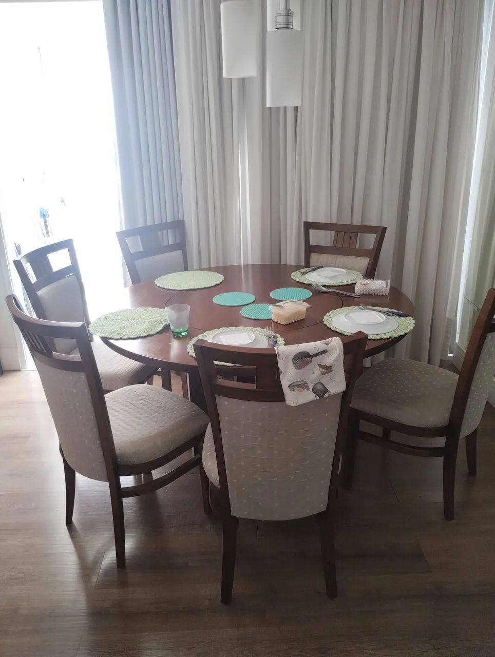 Mesa de Jantar em Madeira 1,40 de diâmetro 6 cadeiras.