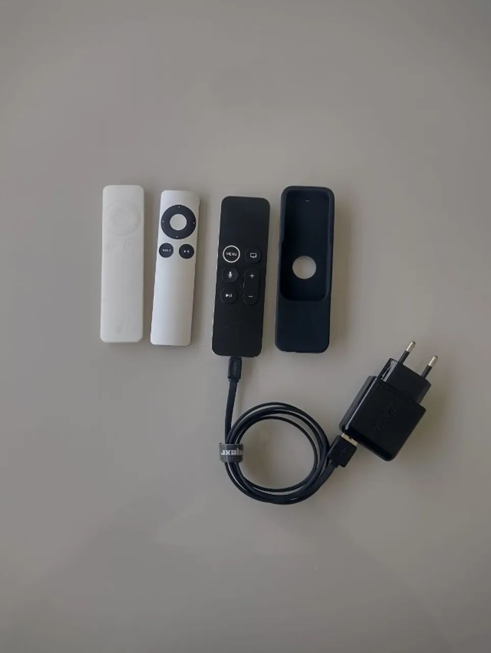 Apple TV 4K 64Gb - 1º geração - A1842 - 2 Controles DualShock PS4