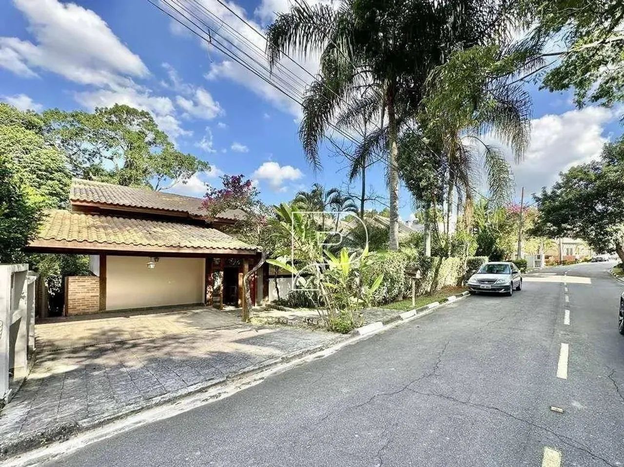 Casa em condomínio na Granja Viana!