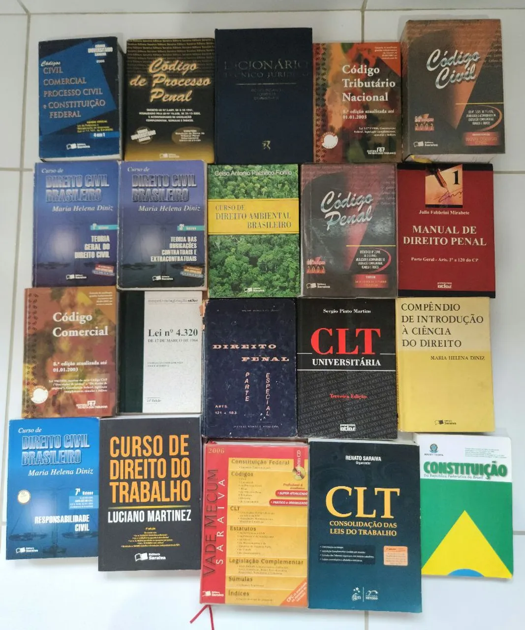 Vendo Livros de Direito