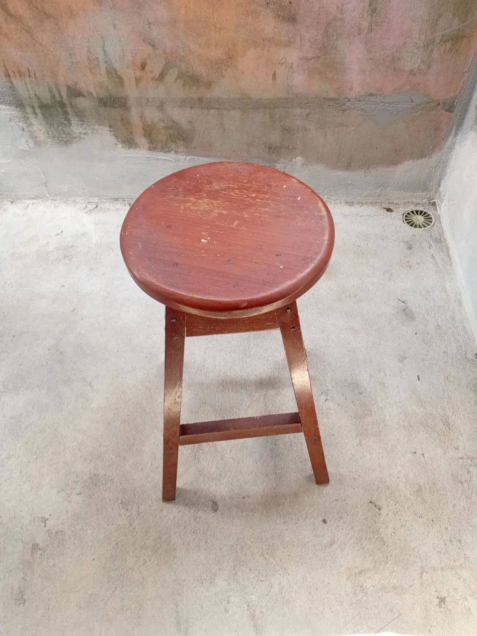 Banqueta de madeira maciça. - Foto 2