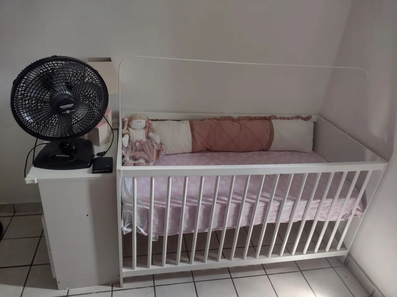 Berço com cômoda junto 