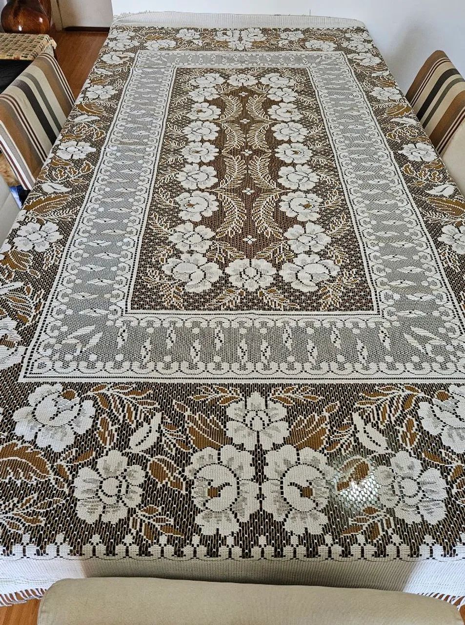 Toalha de mesa elegante e toda trabalhada marrom e branca - Foto 3