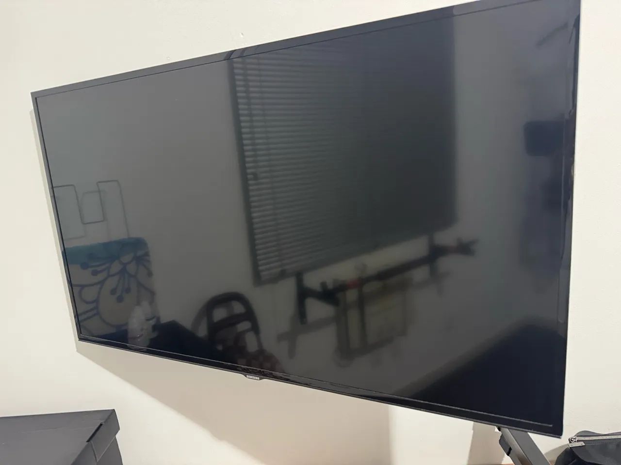 TV Samsung com suporte de parede 