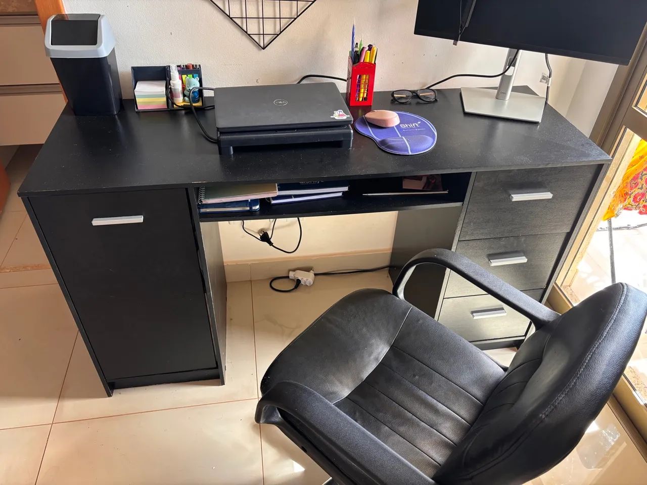 Escrivaninha Preta com Gavetas64187456380418121