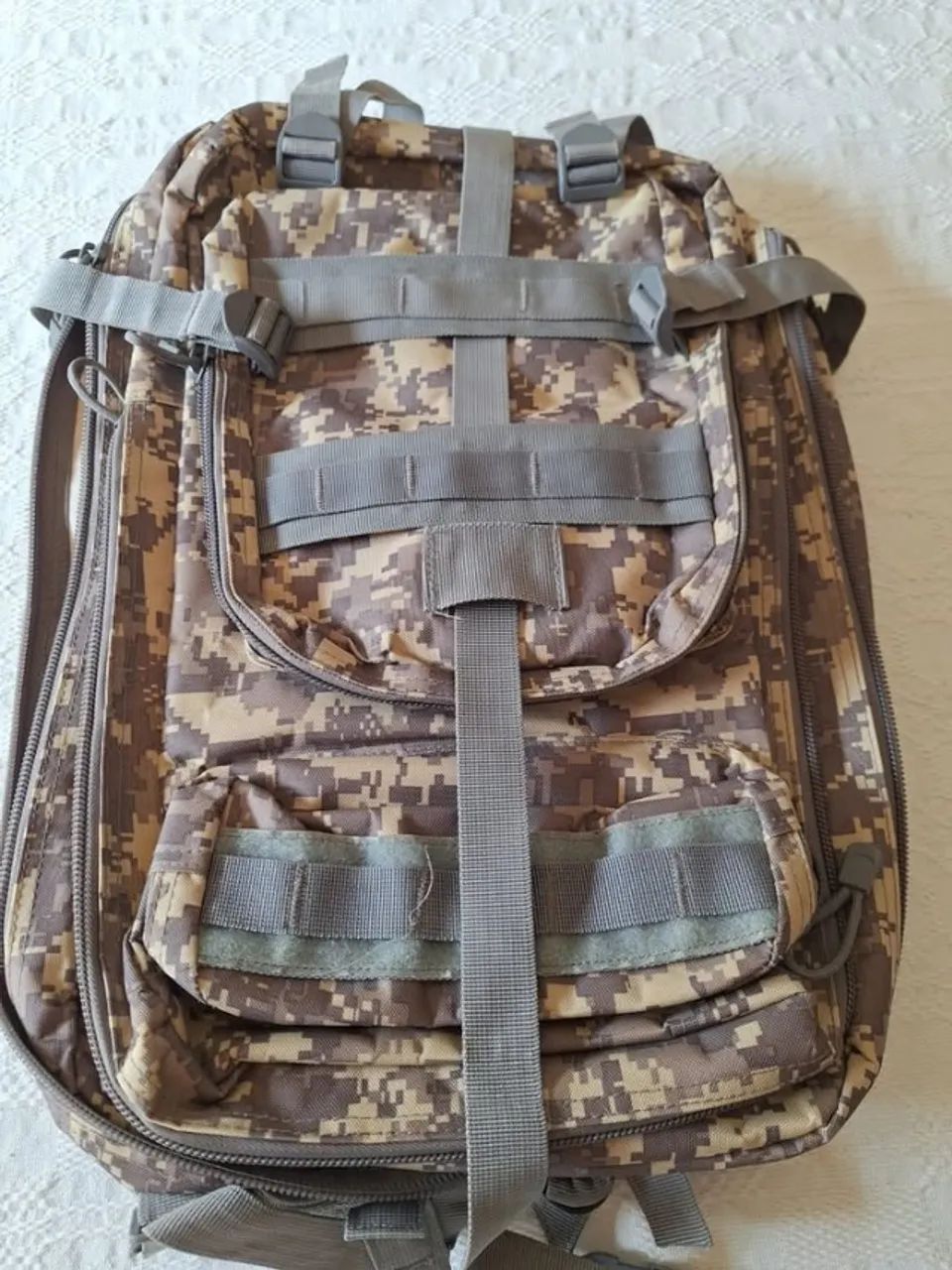 Mochila camuflada, nova. Perfeita para quem busca praticidade e estilo.