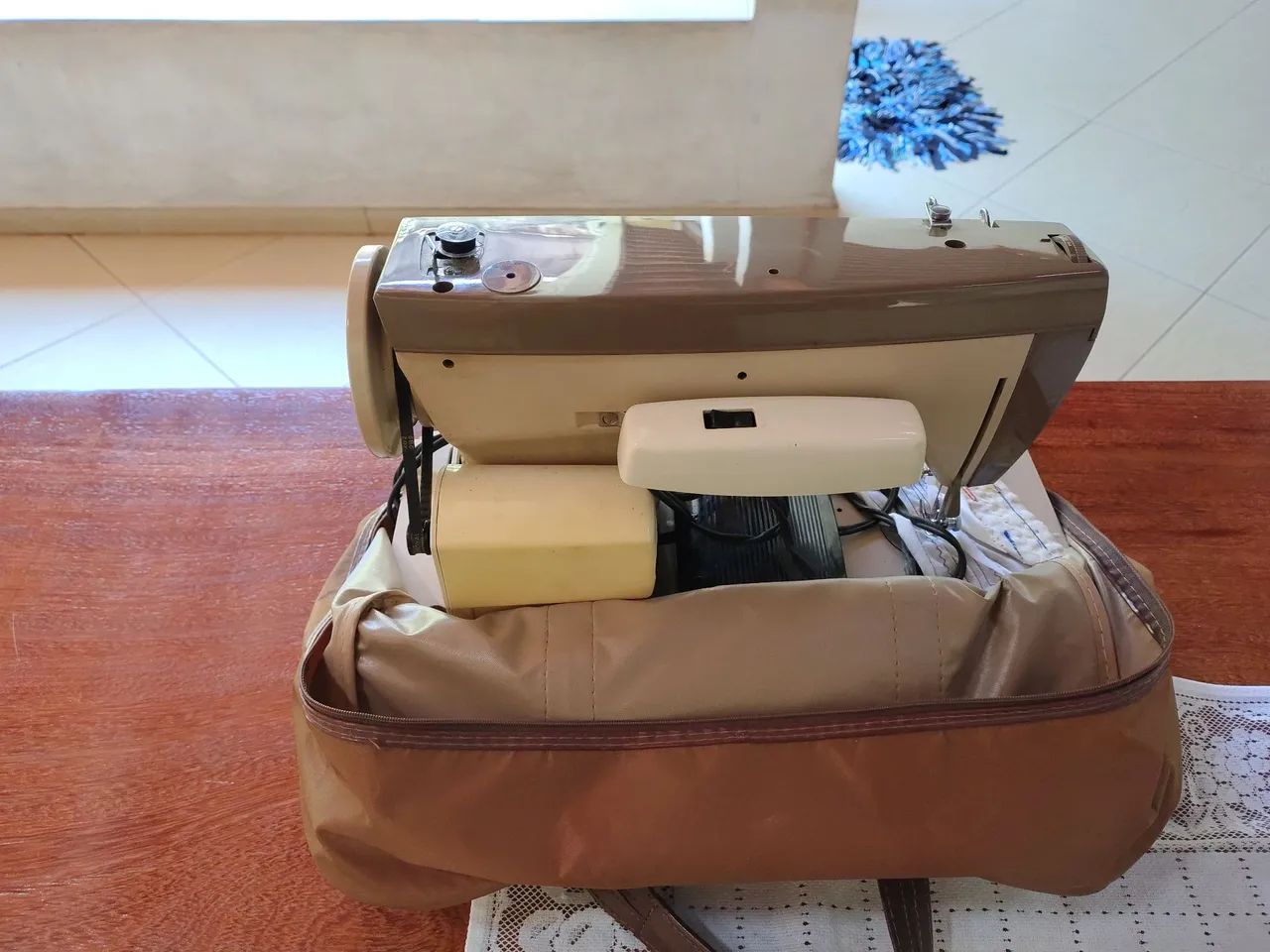 "Raridade " Máquina de costura Singer portátil com maleta  - Foto 3