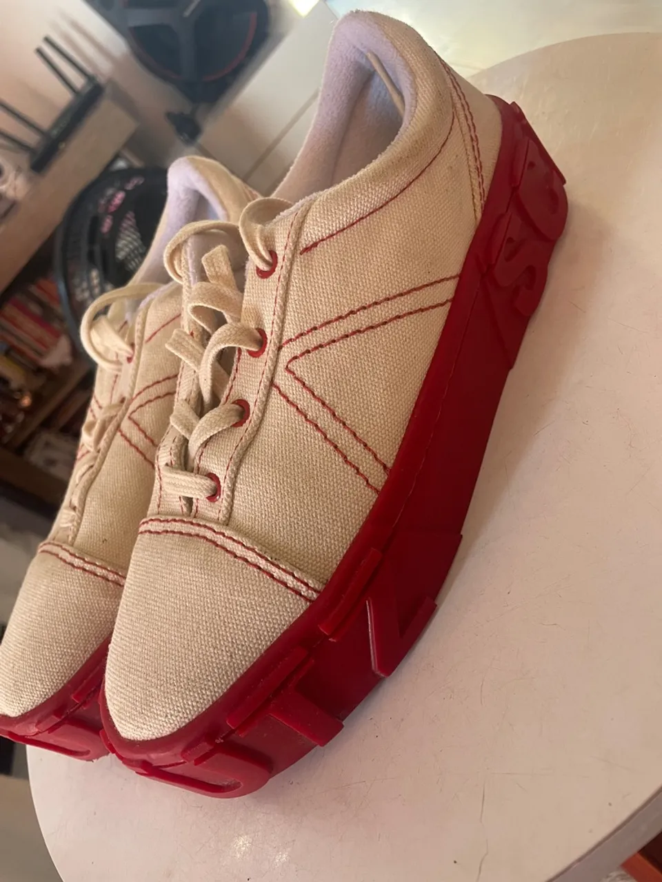 Tênis casual bege com solado vermelho