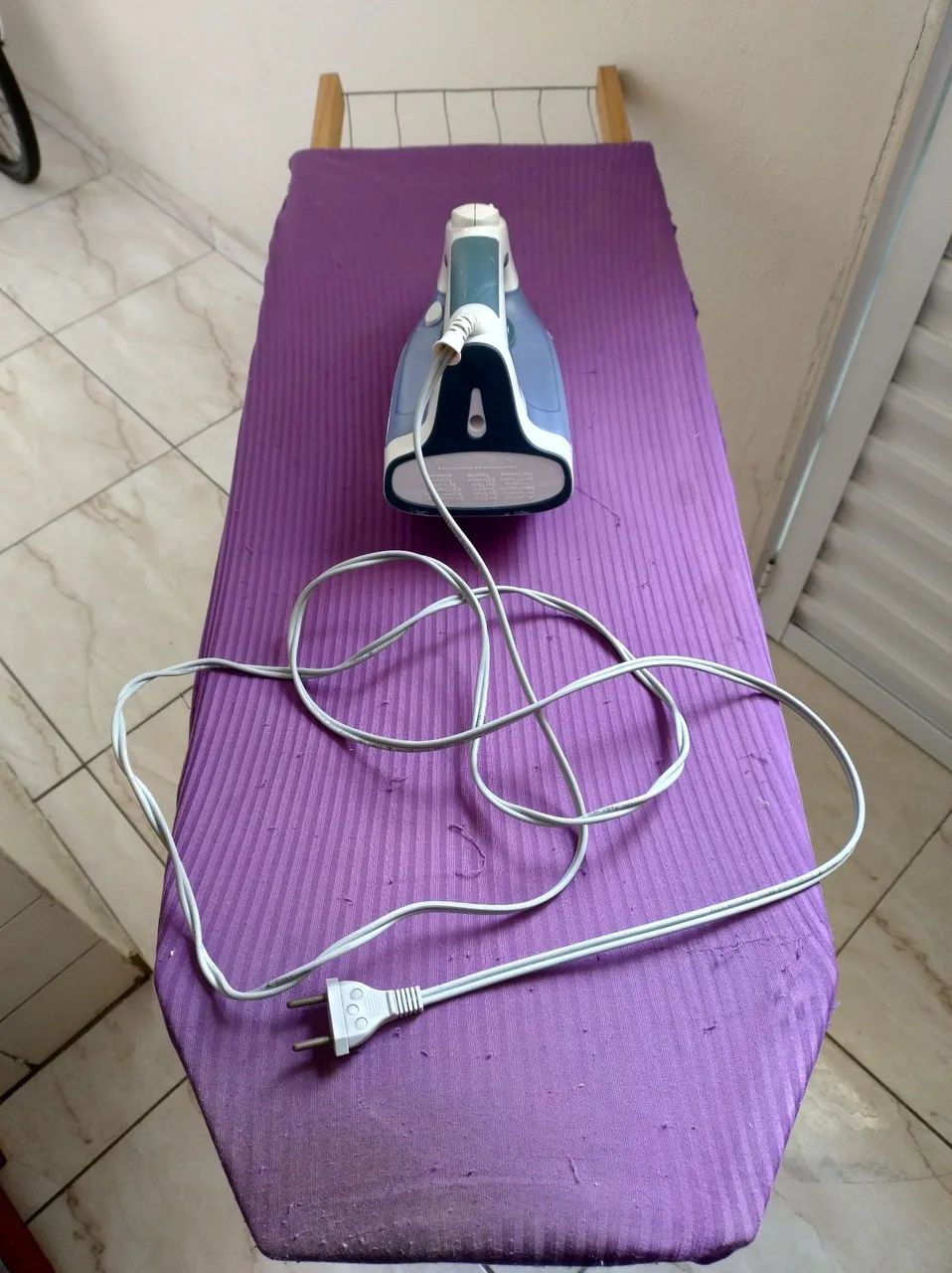 Ferro a vapor e tábua de passar roupa - Foto 5