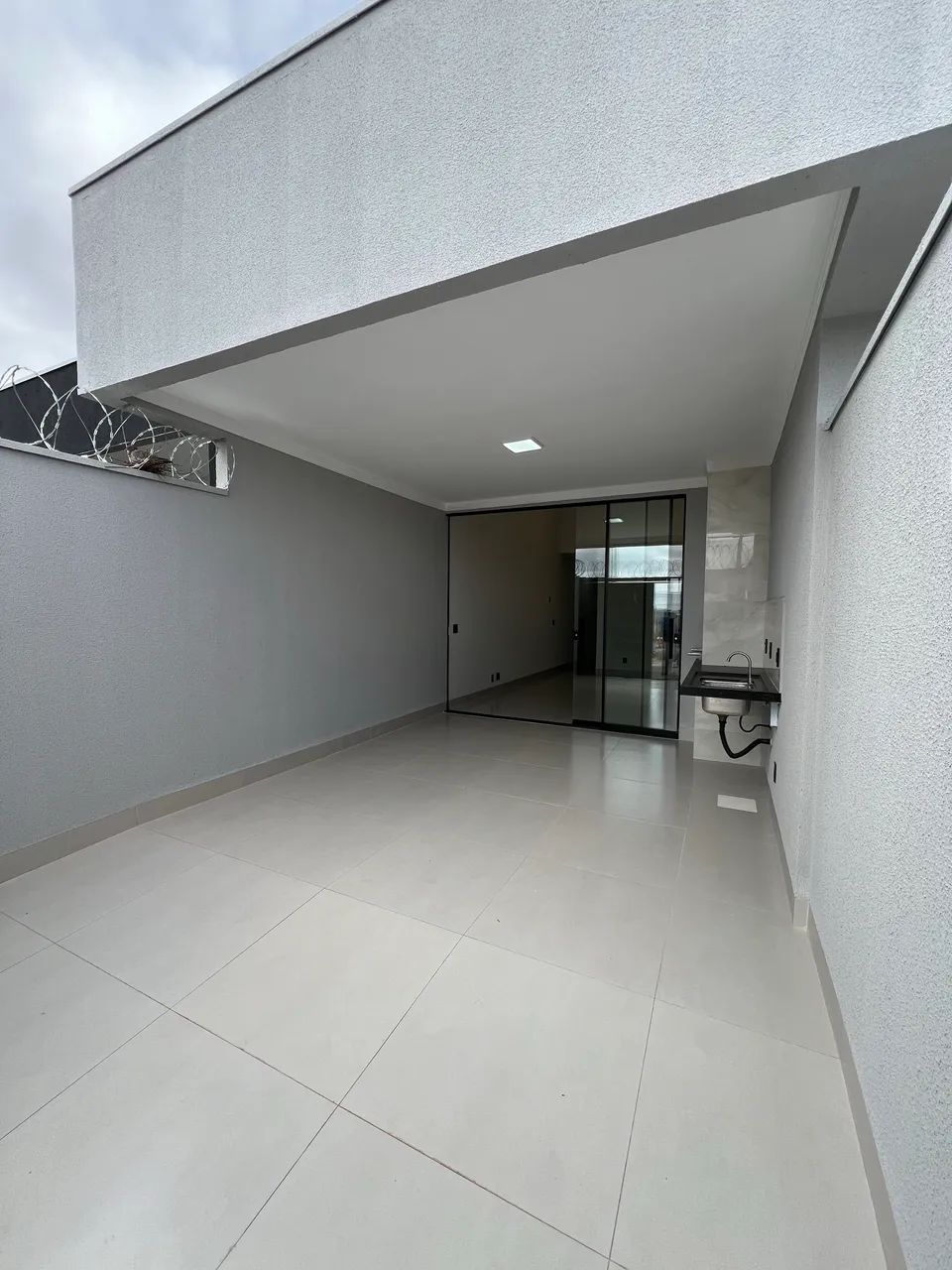 Casa Anapolis no Vida Nova com acabamento impecável e sala e cozinha com pé direito duplo 