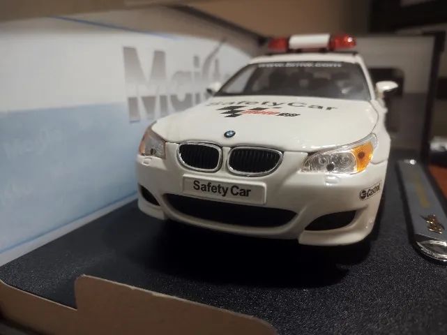 BMW M5 Moto GP Safety Car Maisto 1:18 perfeita - Hobbies e