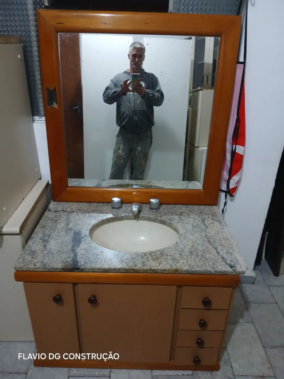 Gabinete de banheiro com espelho