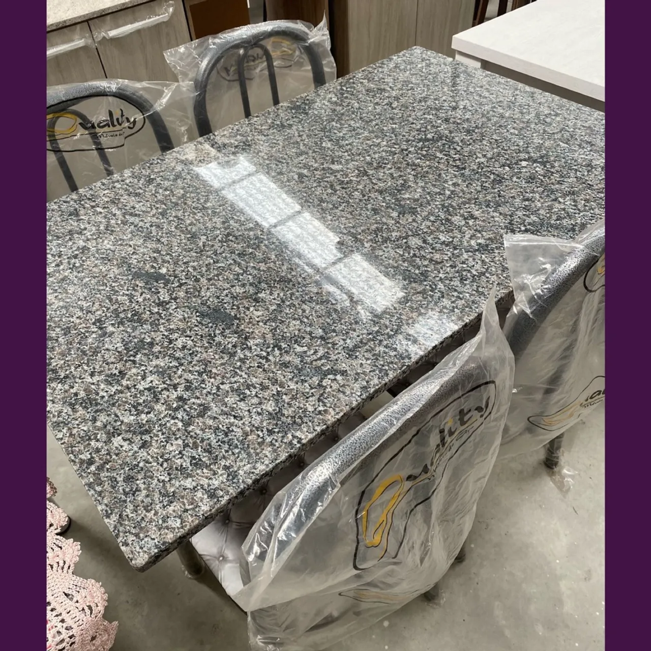 Mesa de granito com 4 cadeiras - entrego hoje 