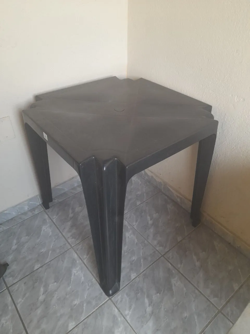 Mesa de plástico preta pequena