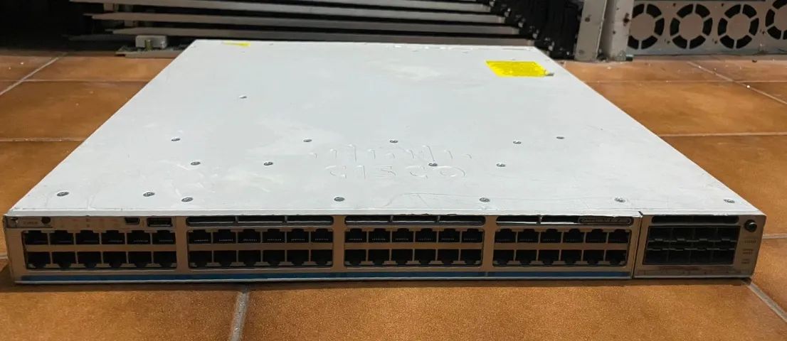 Switch Cisco Catalyst 9300 48UX  - Foto 4