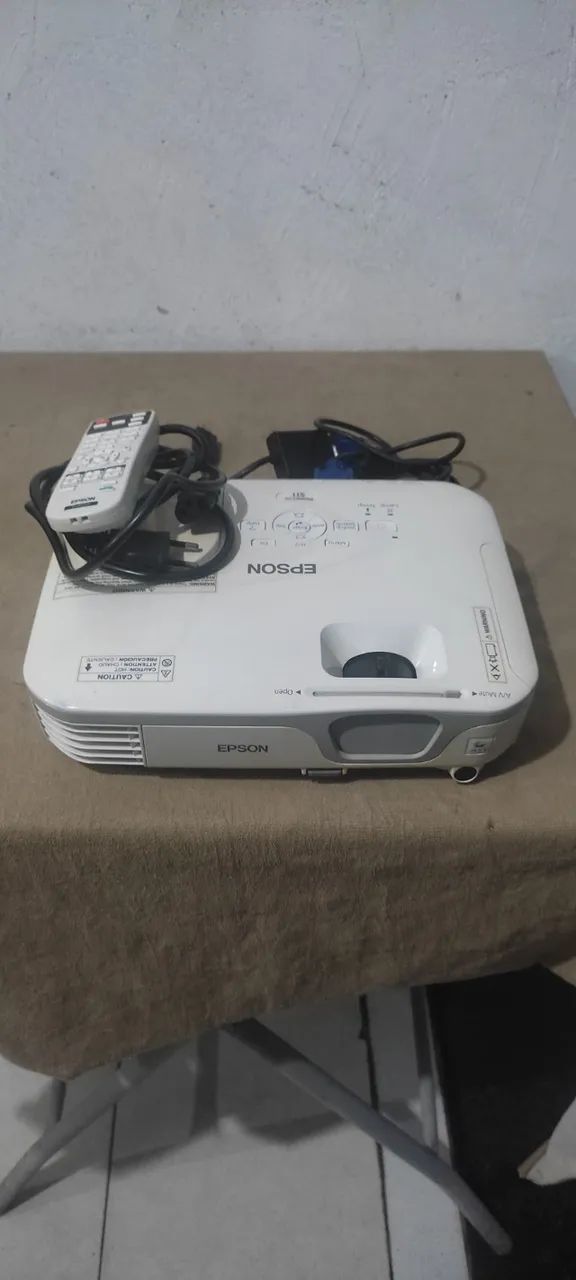 Projetor Epson s11 com saída VGA pra HDMI