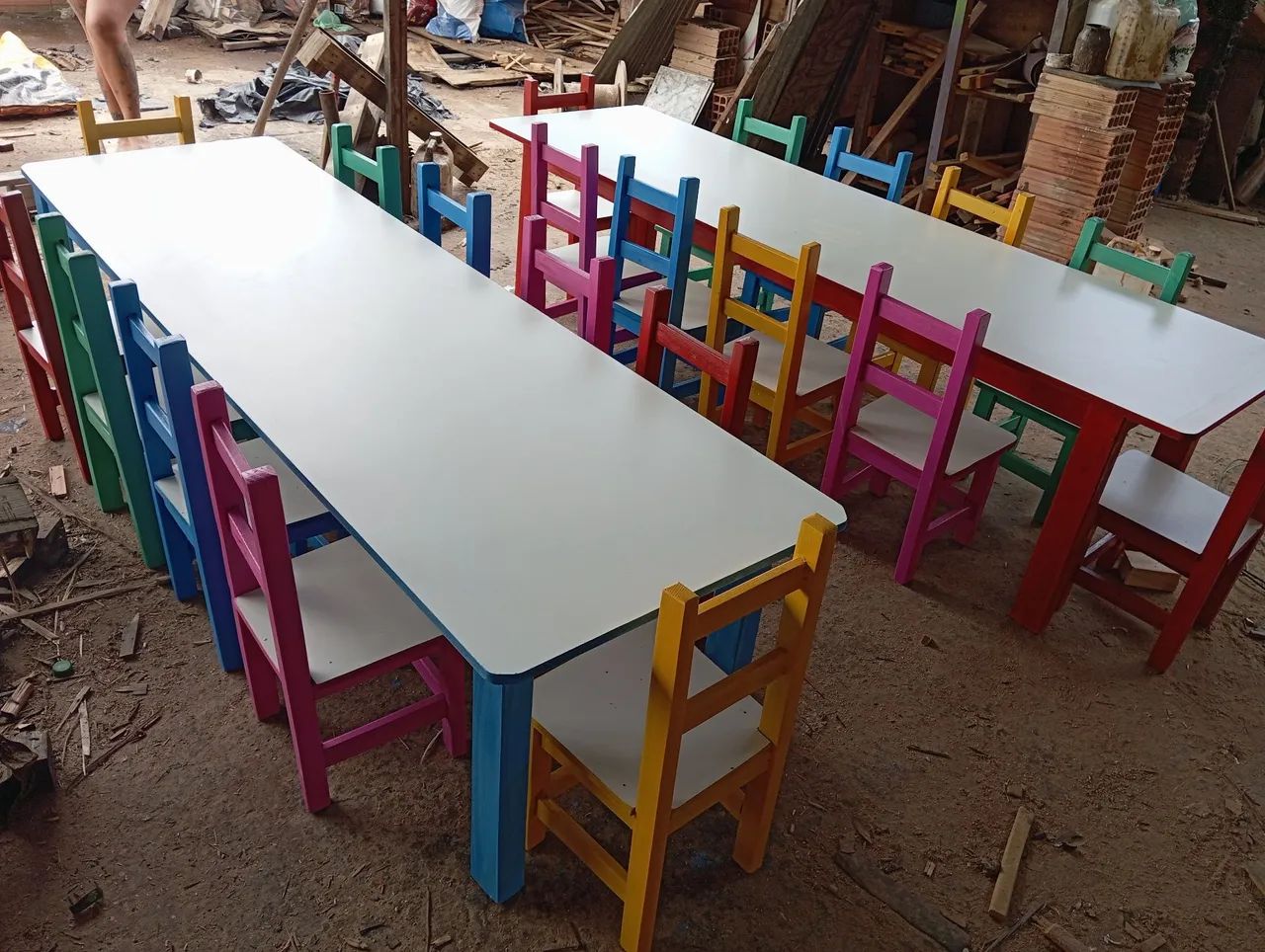 Conjunto de mesa e cadeiras coloridas para crianças