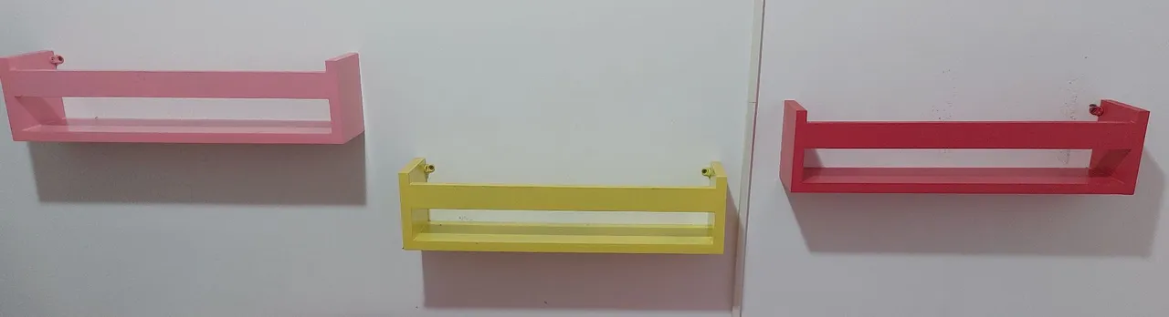 Prateleiras coloridas para quarto infantil