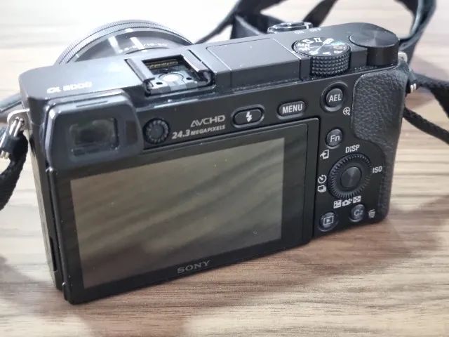 Câmera Sony Alpha A6000 (corpo) - Foto 2