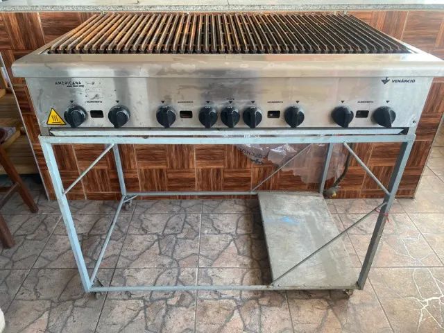 Churrasqueira char broiler a gás 1,20m com suporte de rodinhas