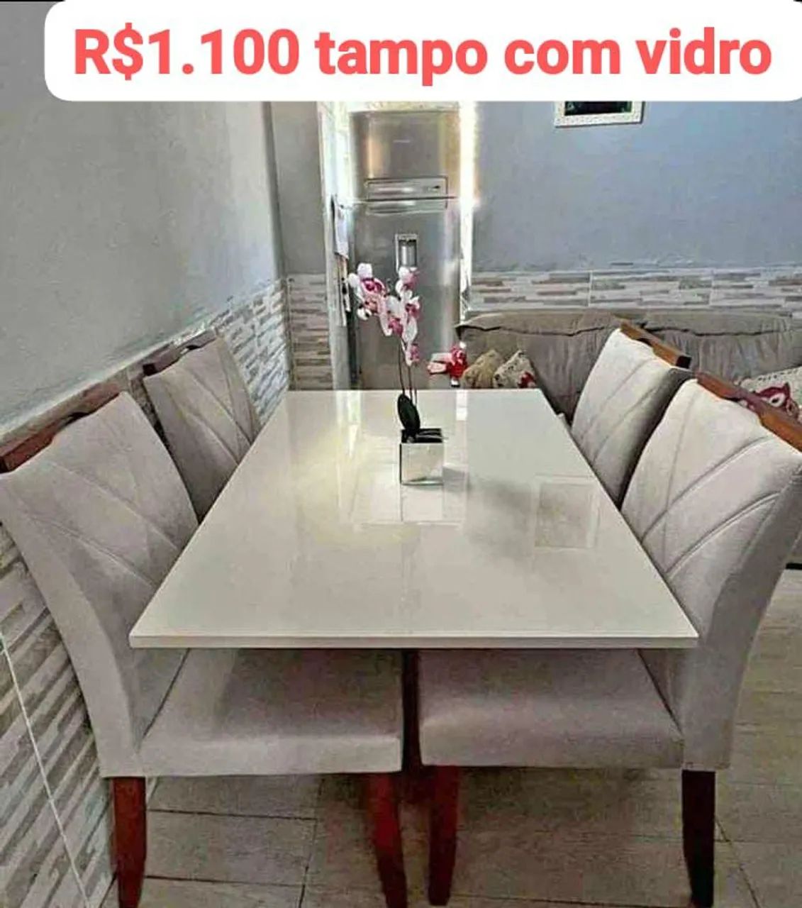 Mesa de jantar tampo com vidro e cadeiras em madeira maciça 