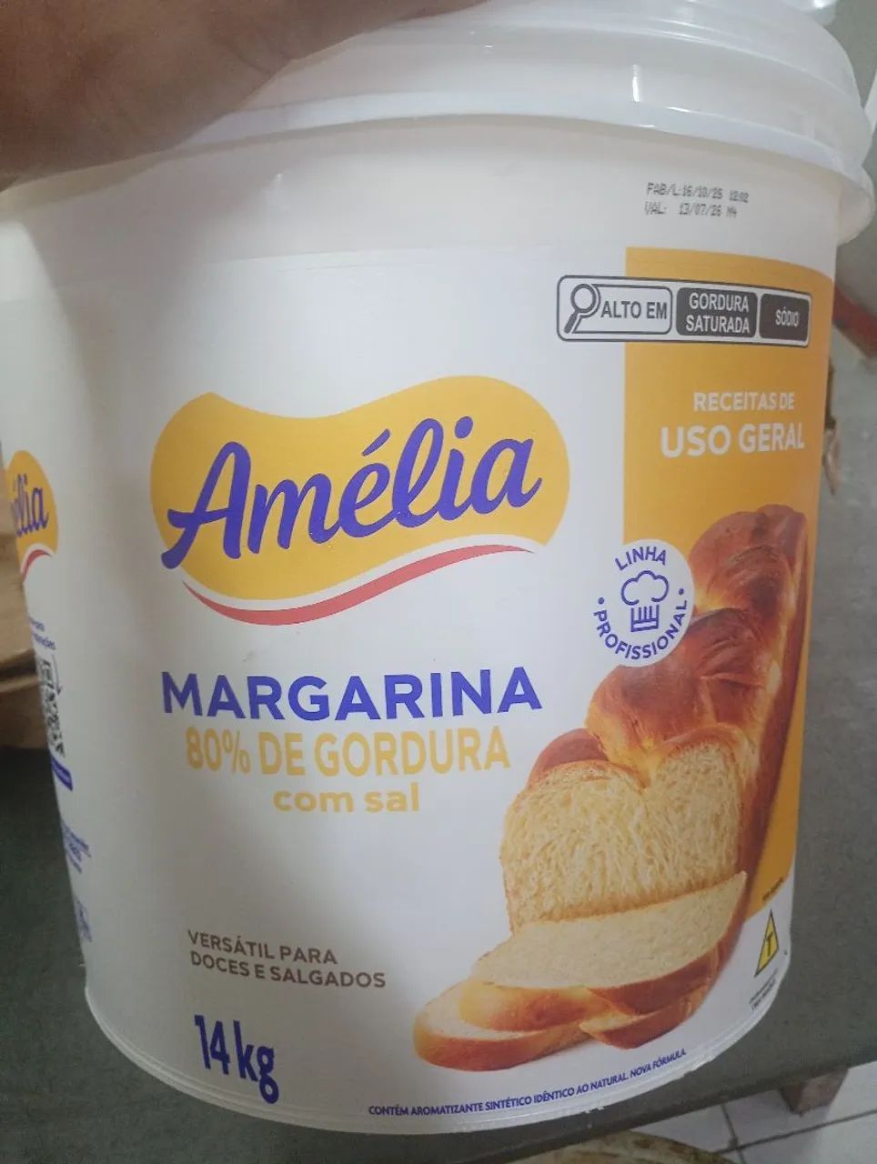Balde grande de 14kg e Balde pequeno de 3 kg e sacos de farinha de 25kg para entulho etc