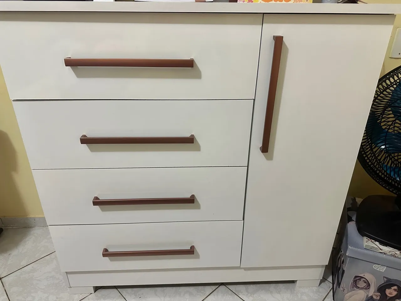 Cômoda com gavetas e porta