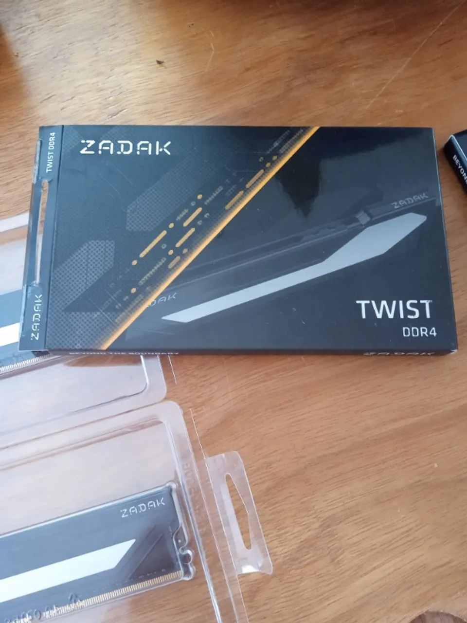 2 Memórias DDR4 ZADAK 8gb 3000 / 2666